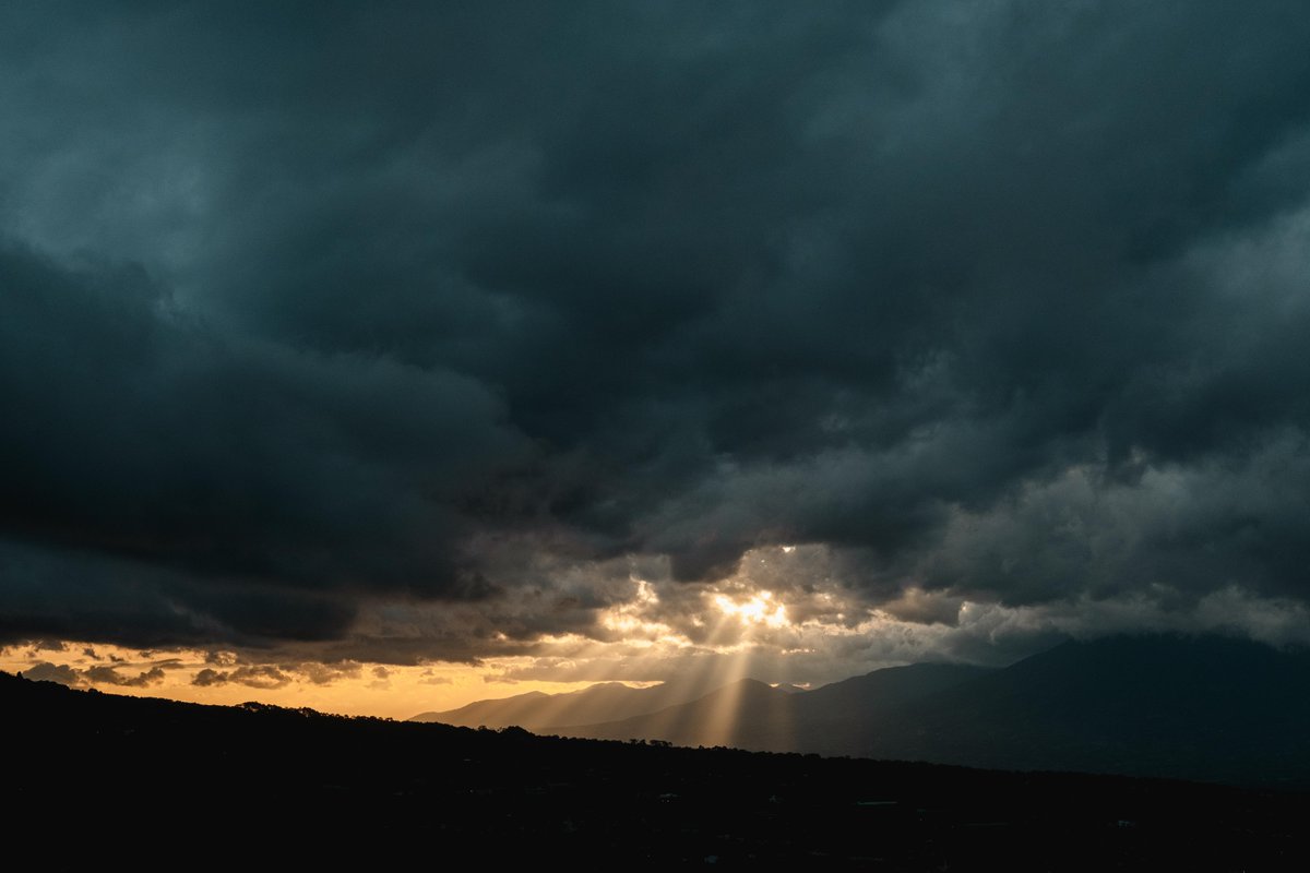UchtdorfDF's tweet image. During the winter, days can feel heavy and gray.

As a regular part of their work before flights, pilots do outside checks of their aircraft. During cold and rainy days, this is not their favorite part of the job.

But one of my favorite experiences as a pilot on a day like that…