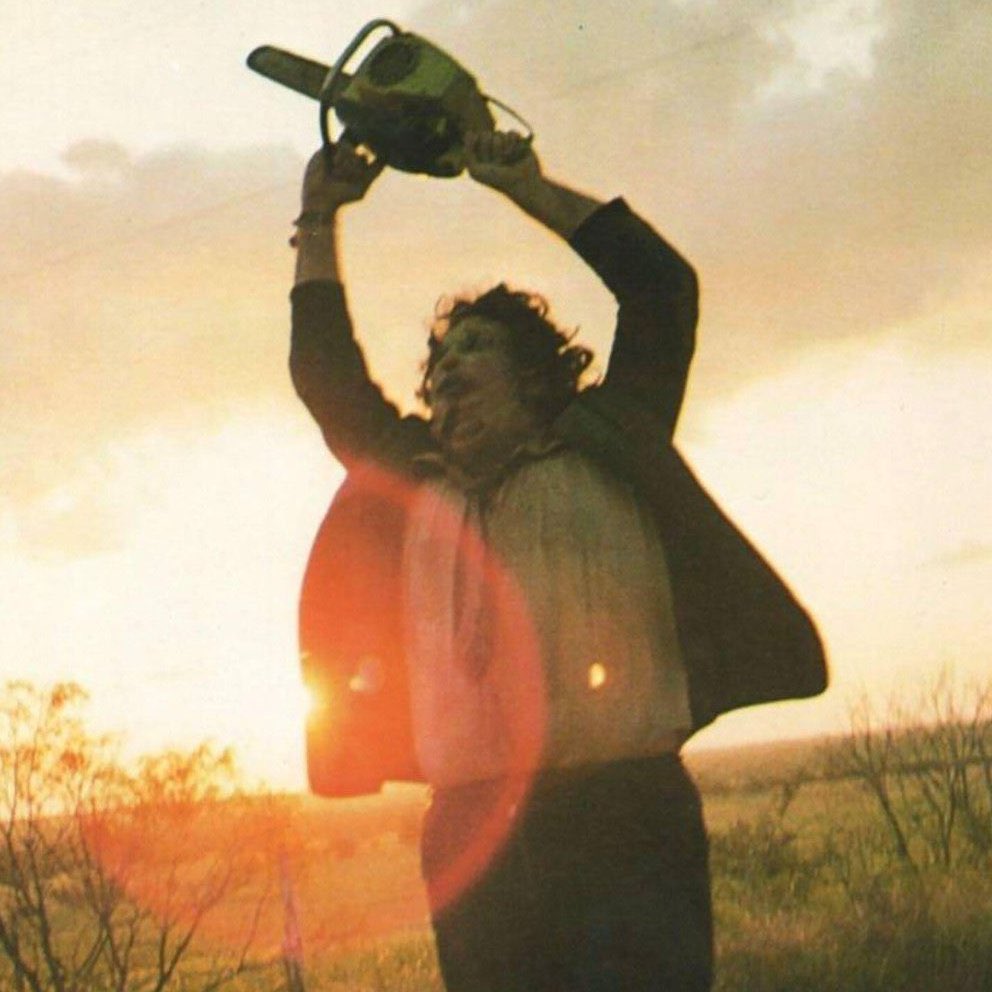 DiscussingFilm's tweet image. A24 has officially acquired the rights for ‘TEXAS CHAINSAW MASSACRE’

• A TV series will happen first, exec produced by Glen Powell &amp;amp; directed by JT Mollner (‘The Long Walk’)

• A movie is also in the early stages of development