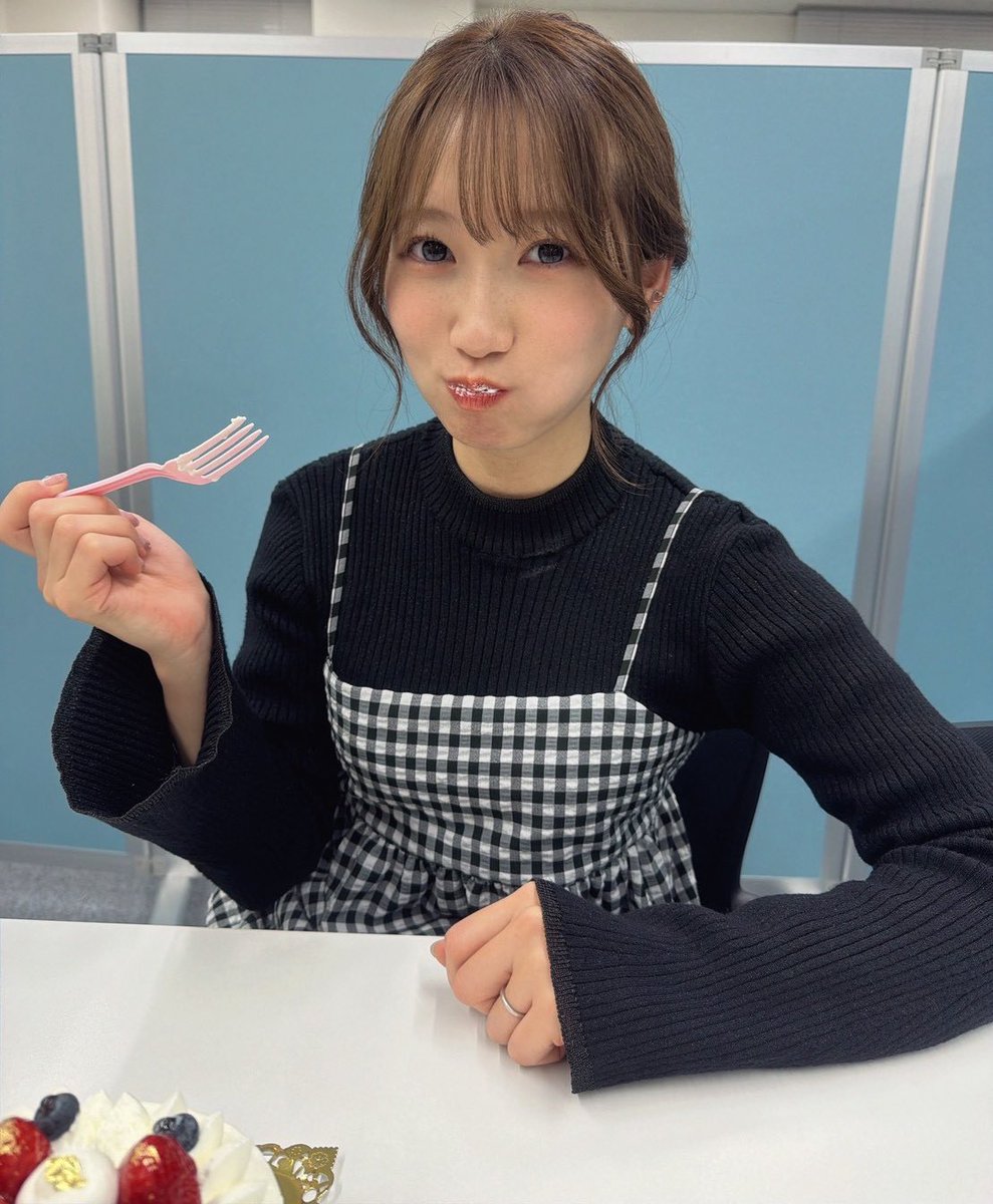yuuka_official's tweet photo. Happybirthday 私🎂
愛し愛されるために生まれて28年だ！✨

みんなと沢山の幸せを共有して生きていきたい！！大好きに囲まれていたいし、そのためにいっぱい歌うぞー！！！

現場で貰ったケーキでフライングバースデーケーキでした🥰🥰

おめでとうください！

#上野優華 https://t.co/DG3KbjS79R