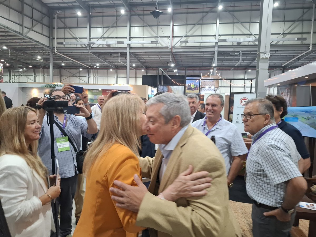 FloridaIDF's tweet image. Intendente @PajaroEnciso junto a las autoridades de la @_splf y Asociación Rural de Florida reciben  la visita de la Sra Presidenta en ejercicio @CosseCarolina y el Intendente se Maldonado Miguel Ángel Abella.