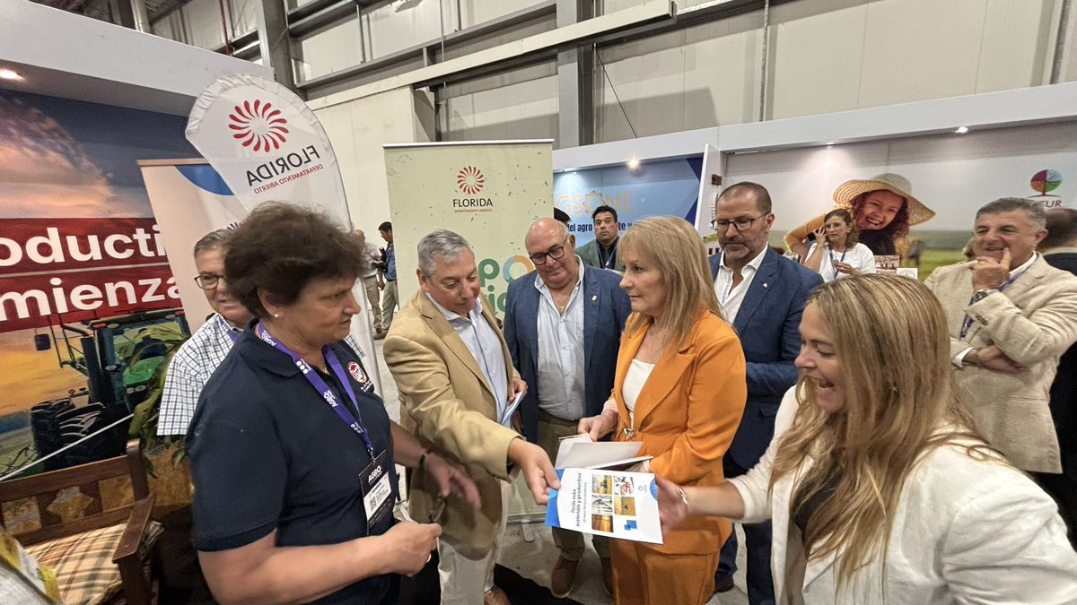 FloridaIDF's tweet image. Intendente @PajaroEnciso junto a las autoridades de la @_splf y Asociación Rural de Florida reciben  la visita de la Sra Presidenta en ejercicio @CosseCarolina y el Intendente se Maldonado Miguel Ángel Abella.