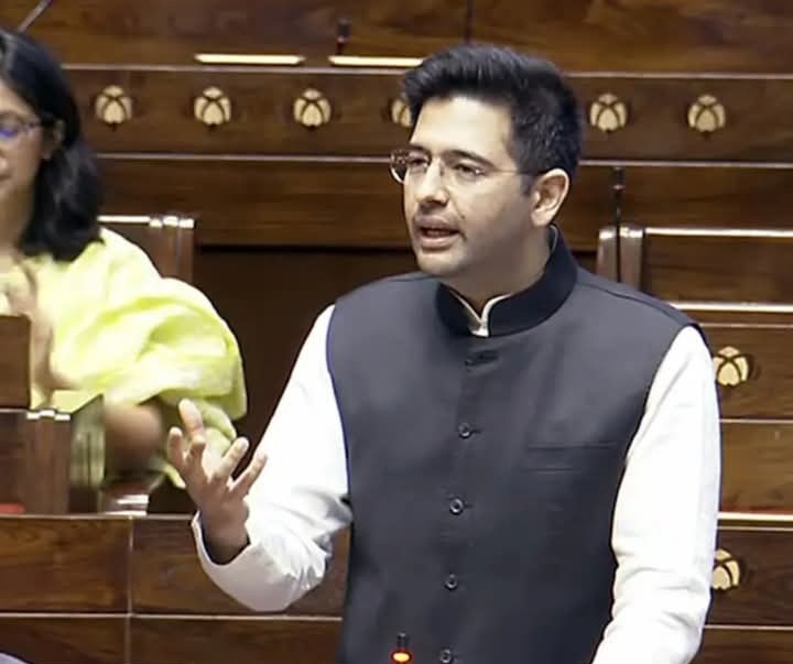 आप भी जहर खा रहे है...!!

राज्यसभा सांसद और आम आदमी पार्टी के नेता राघव चड्ढा ने संसद में खाने में मिलावट का मुद्दा उठाया....

उन्होंने कहा है कि देश में यह एक बड़ा स्वास्थ्य 
संकट बन चुका है 
उन्होंने बताया कि... 

*दूध में यूरिया 
*सब्जियों में ऑक्सीटोसिन 
*पनीर में कास्टिक