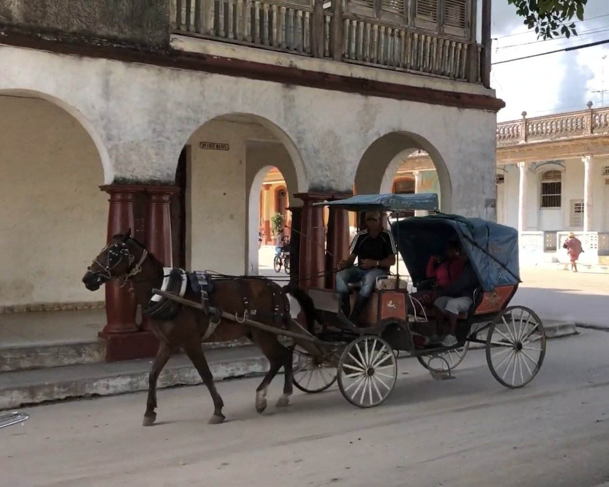CemiHolding's tweet image. El "cruel bloqueo" no permite que el petróleo llegue a Cuba y eso va a afectar el transporte.
Ay, ay, ay, qué pena...
Nací y crecí en Placetas, un pueblo de unos 65.000 habitantes en el centro de Cuba.
La última vez que vi transporte público fue en 1989 o 1990. Una guagua Girón…