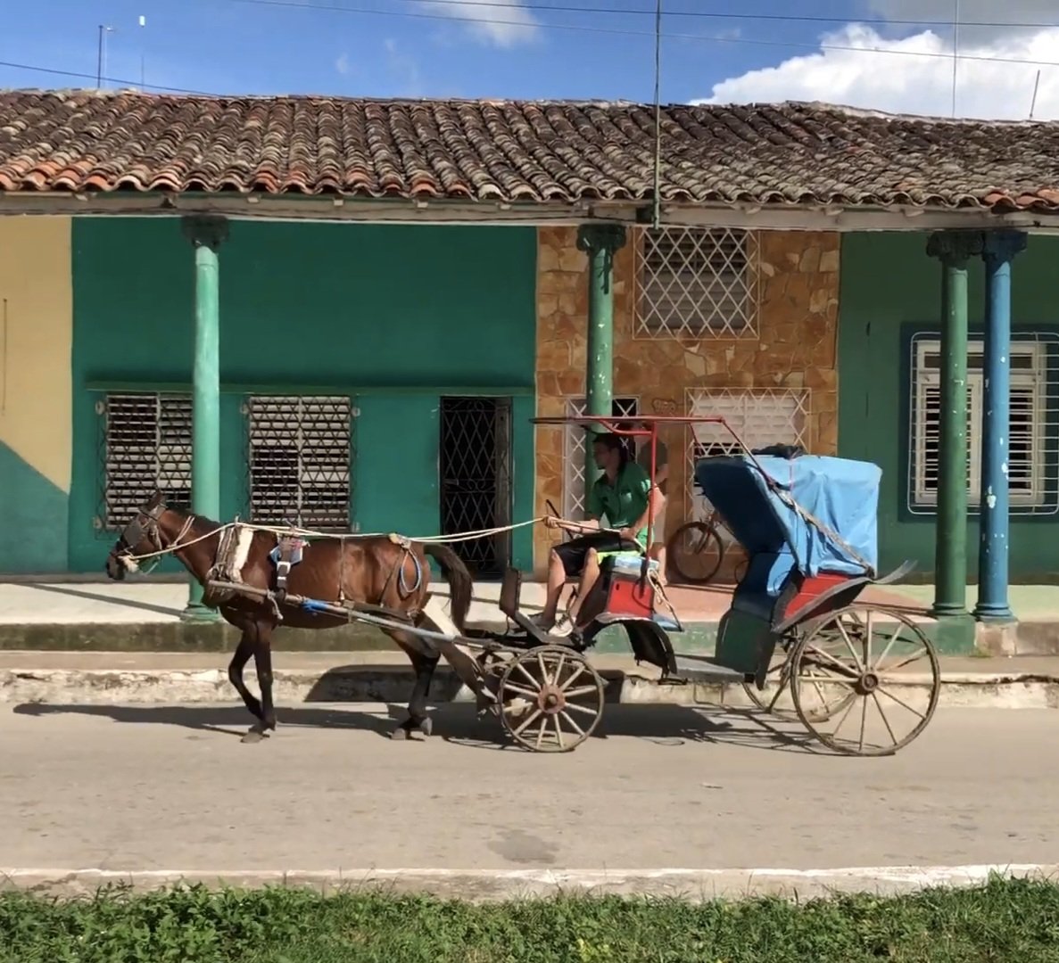 CemiHolding's tweet image. El "cruel bloqueo" no permite que el petróleo llegue a Cuba y eso va a afectar el transporte.
Ay, ay, ay, qué pena...
Nací y crecí en Placetas, un pueblo de unos 65.000 habitantes en el centro de Cuba.
La última vez que vi transporte público fue en 1989 o 1990. Una guagua Girón…