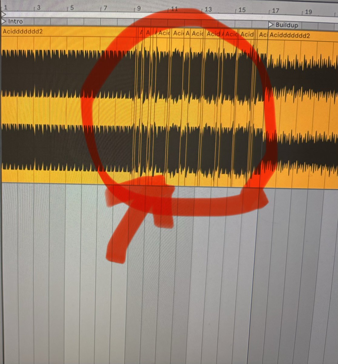 DJ_OMKT's tweet photo. マスタリングする前の2mixを面倒だけどコンプで抑えるのではなく波形切って飛び出してるところ慣らす(逆にサブベースとかが小さ過ぎる部分は上げる)とマスタリングでトータルコンプで迷ったりビルドアップまでノリになったりするのが回避できるので面倒だけどやってみたら良い結果になります。 https://t.co/ujG42RKtDL