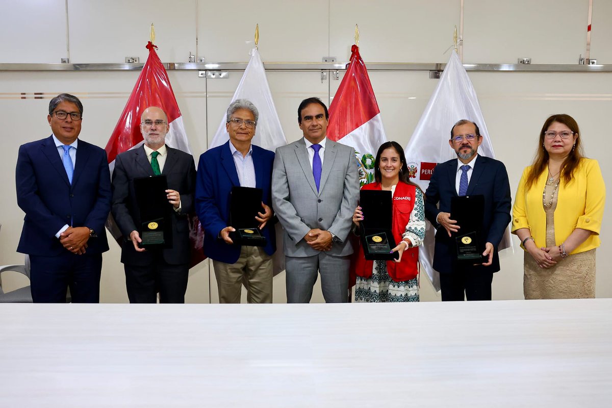 El día de ayer participamos en la Sesión Extraordinaria Nº48 del CNTPE por su 25ºAniversario, donde asistió el Ministro Óscar Fernández
Un espacio de diálogo entre Estado, empleadores y trabajadores. 
Felicitaciones por este importante hito 🇪🇸🇵🇪