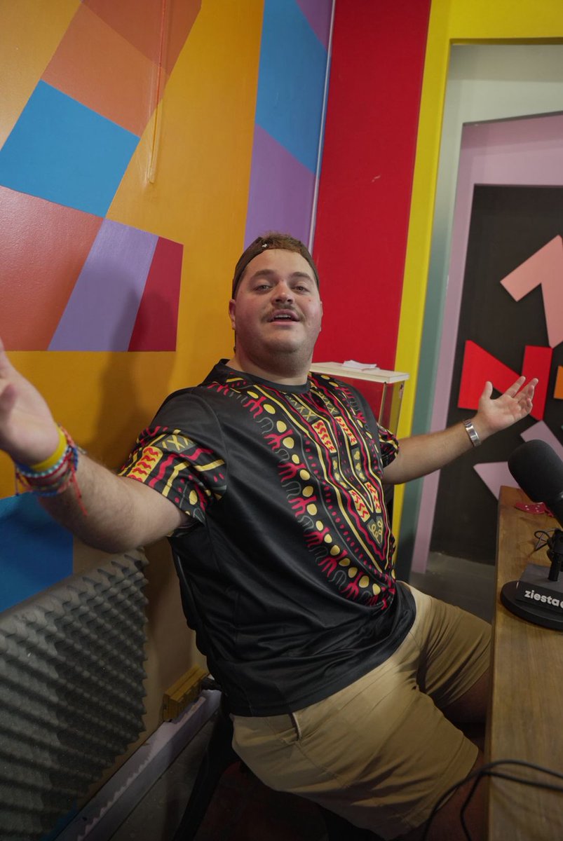 Hoy este tipo inaugura el miércoles de bendiciones. Tiene dos proyectos de candidatos para ser embajadores, veremos a quien elige 👀