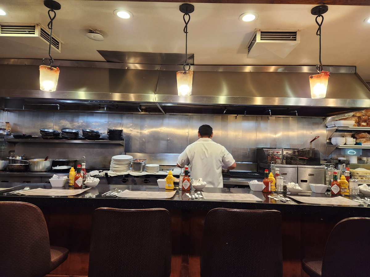 JohnLukeNYC's tweet image. The 24 Hour Diner Opened On Time At 7am. 🤣🤣🤣🤣 Me &amp;amp; @zachdwhiteside From @LaughsWLegends Sitting Down For A Cali #BreakfastTime Yummy 😋 Hopefully 🤣🤣