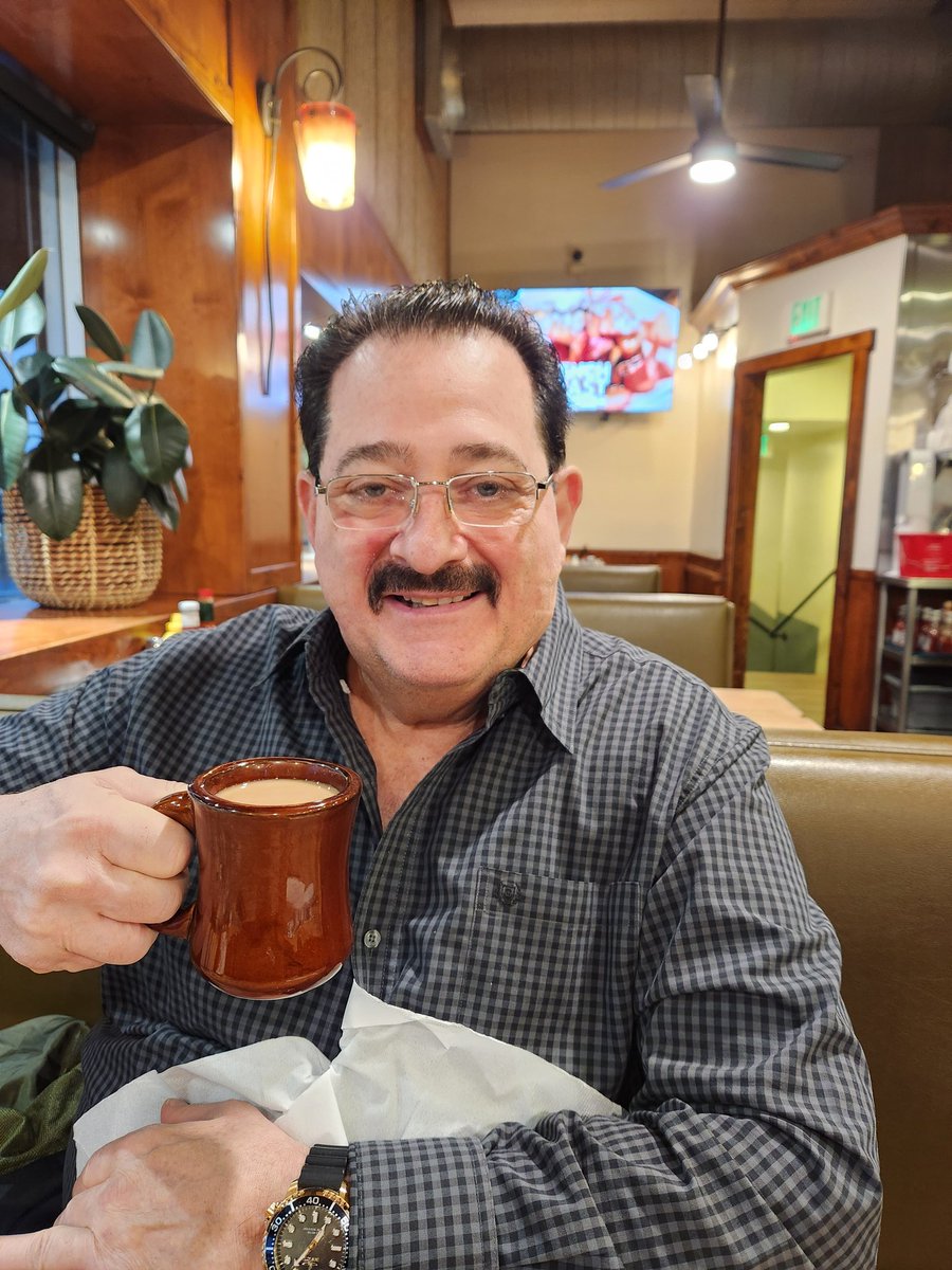 JohnLukeNYC's tweet image. The 24 Hour Diner Opened On Time At 7am. 🤣🤣🤣🤣 Me &amp;amp; @zachdwhiteside From @LaughsWLegends Sitting Down For A Cali #BreakfastTime Yummy 😋 Hopefully 🤣🤣