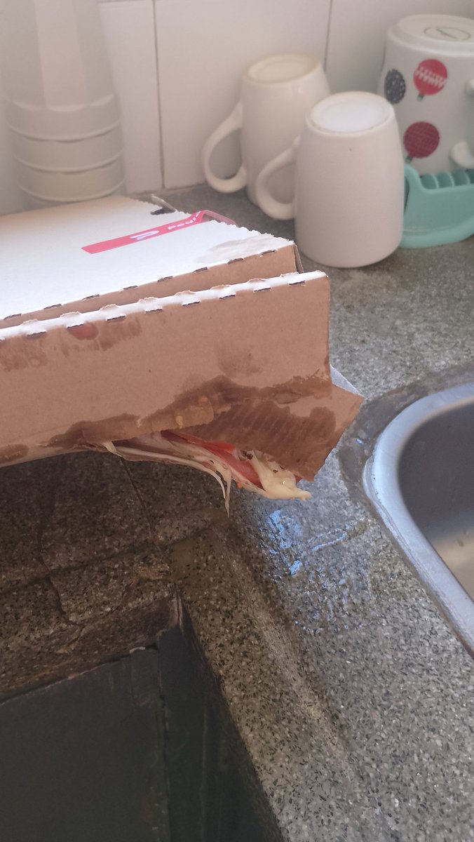 MarceloAAR2's tweet photo. @pedidosya ¿ Quién puede comer una pizza abierta y sin queso? Horrible el trato y el servicio de @pedidosya con los clientes. Y no digan que me están solucionando nada porque es mentira. @pedidosya estafa y miente. En mí caso es así. https://t.co/bML2S5Rt0J