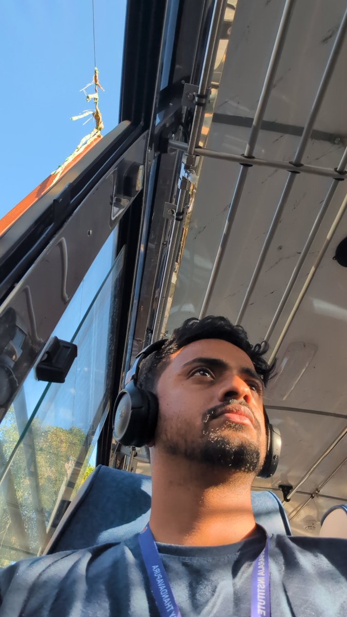 __veenzz's tweet photo. Sun on my face, noise in my ears, thoughts on mute. 🎧☀️ https://t.co/E01oRSiWvS