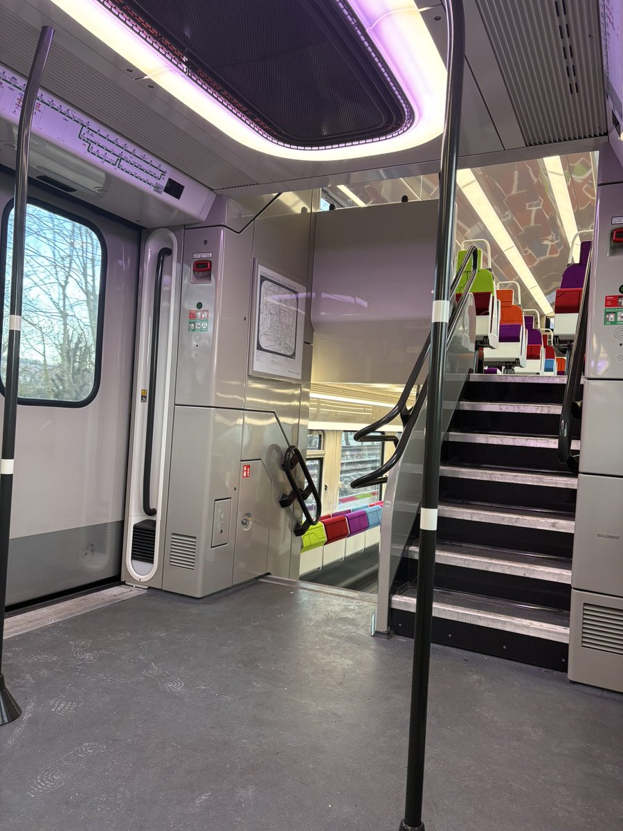 undeadarling's tweet image. actuellement au japon dans un métro spacieux et digne d'exemple pour le reste du monde