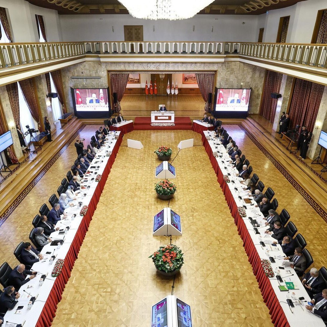 Apo denen Bebek Katiline, 'Umut Hakkı' isteyen milletvekillerinin listesini buraya koyuyorum ki, ileride sadece bu kararı alanlar değil, kararı alanların çocukları, torunları, akrabaları, oy verenleri, ekmek aldıkları bakkalları bile onlar adına utansın!

Abdulhamit Gül (AKP)