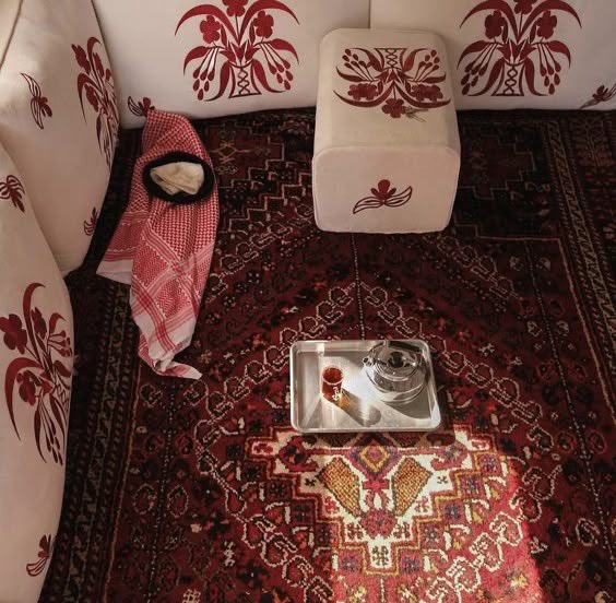 والله إن الوقت مهما جـاب ولا ودا 
ما يغير في سجايا سيرتي و طبوعي