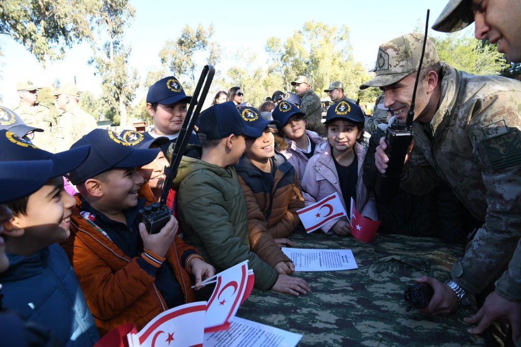 tcsavunma's tweet photo. 📍Kıbrıs Türk Kuvvetleri Alay Komutanlığı 
📍2’nci Ordu Komutanlığı İstihkam Tugay Komutanlığı Altay Kışlası

Bu topraklarda askerlik bir görev değil, bir onurdur. 🇹🇷

Kara Kuvvetleri Komutanlığı birliklerimiz; “Mehmetçikle Bir Gün Projesi” kapsamında KKTC ve ülkemizin çeşitli illerinde eğitim gören öğrencilere, vatan savunmasının anlamını yerinde öğretti.

#MillîSavunmaBakanlığı