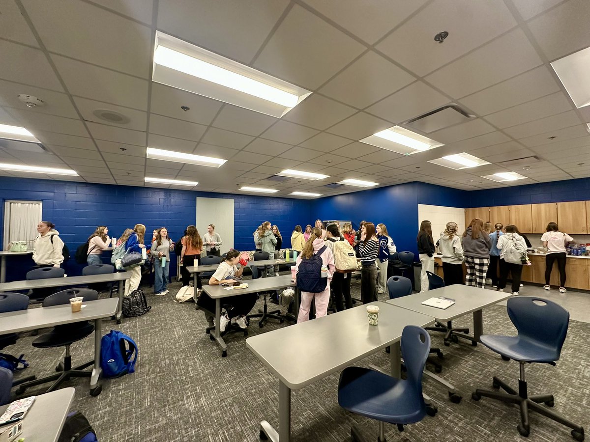 girls_gvhoops's tweet photo. Happy National Women in Sports Day! Glad we could celebrate our athletes this morning. Thanks Volleyball for hosting! ⚽️🏀🥎🏐🎾🏌️‍♀️🤼‍♀️🩰 https://t.co/Jx6VwgyVMg