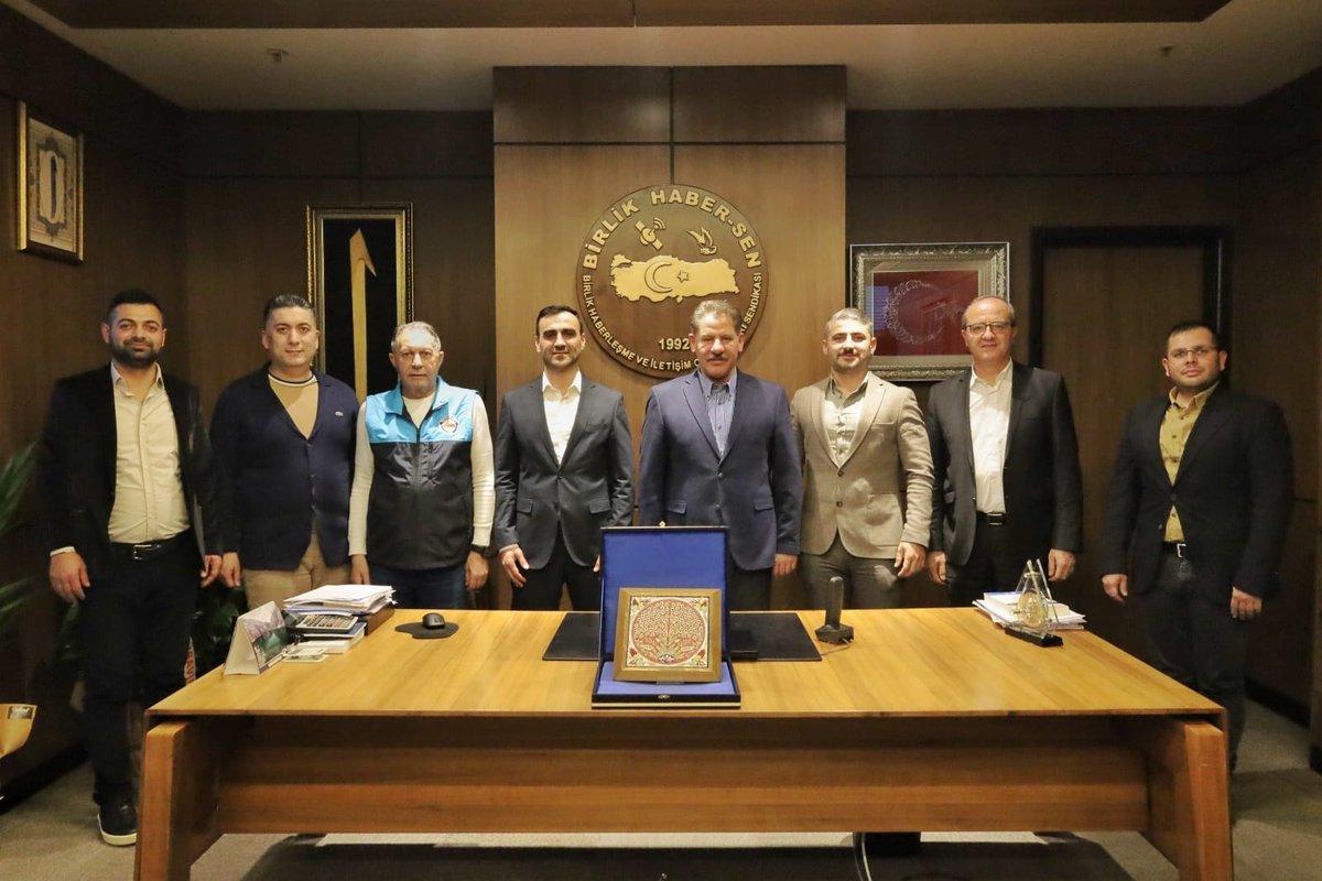 8. Olağan Genel Kurulumuzun ardından, Birlik Haber-Sen Tekirdağ Şube Başkanımız Ayhan AÇAR ve Şube Yönetim Kurulu sendikamıza hayırlı olsun ziyaretinde bulundu.

Kendilerine nazik ziyaretinden dolayı teşekkürlerimi iletiyor, çalışmalarında başarılar diliyorum.