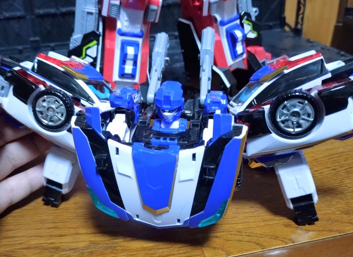 ブレイオンとブルーコップWを変形、そして合体！ グランブルーレオン