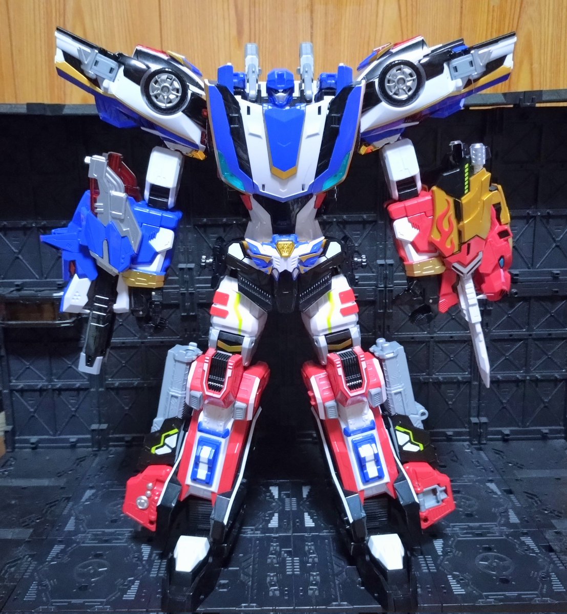 ブレイオンとブルーコップWを変形、そして合体！ グランブルーレオン