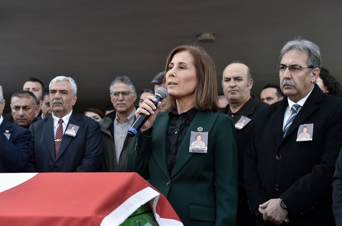 Oyatekin01's tweet image. Geçen yıl bugün meclis üyemiz, yol arkadaşımız, kız kardeşimiz Yasemin Çelik’i belediyemizin önünde düzenlediğimiz törenin ardından sonsuzluğa uğurlamıştık. 

Yasemin; emeğiyle, yüreğiyle, inancıyla Seyhan’a ve halkımıza hizmet etmiş, mücadelemizde iz bırakmış kıymetli bir yol…