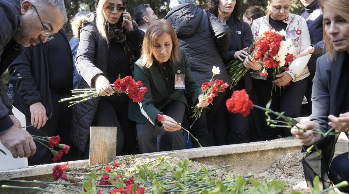 Oyatekin01's tweet image. Geçen yıl bugün meclis üyemiz, yol arkadaşımız, kız kardeşimiz Yasemin Çelik’i belediyemizin önünde düzenlediğimiz törenin ardından sonsuzluğa uğurlamıştık. 

Yasemin; emeğiyle, yüreğiyle, inancıyla Seyhan’a ve halkımıza hizmet etmiş, mücadelemizde iz bırakmış kıymetli bir yol…