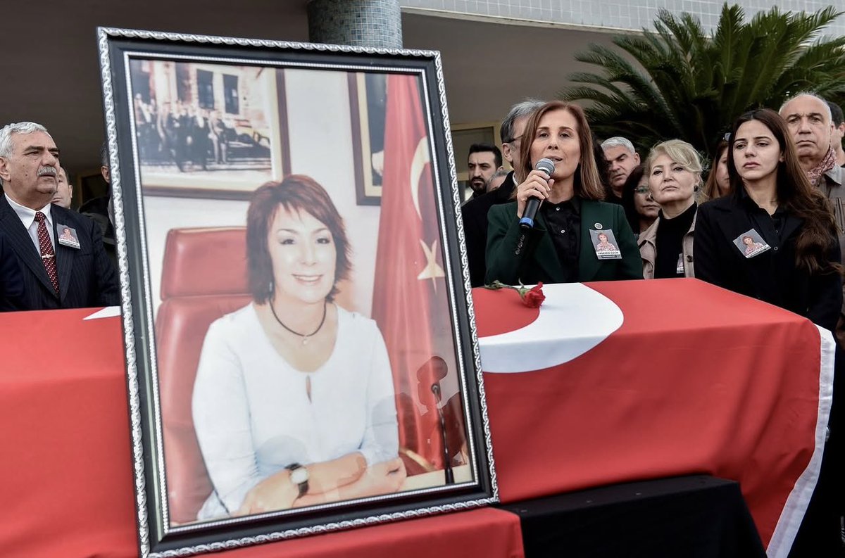 Oyatekin01's tweet image. Geçen yıl bugün meclis üyemiz, yol arkadaşımız, kız kardeşimiz Yasemin Çelik’i belediyemizin önünde düzenlediğimiz törenin ardından sonsuzluğa uğurlamıştık. 

Yasemin; emeğiyle, yüreğiyle, inancıyla Seyhan’a ve halkımıza hizmet etmiş, mücadelemizde iz bırakmış kıymetli bir yol…