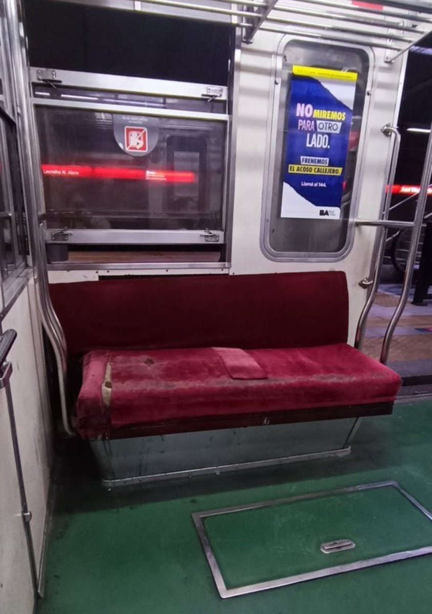 UsuariosCostera's tweet image. El boleto del subte ya está casi 1 dólar ($1336) -Más caro que en Madrid- y jamás estuvo tan mugriento y roñoso, como toda la ciudad de Buenos Aires en general.