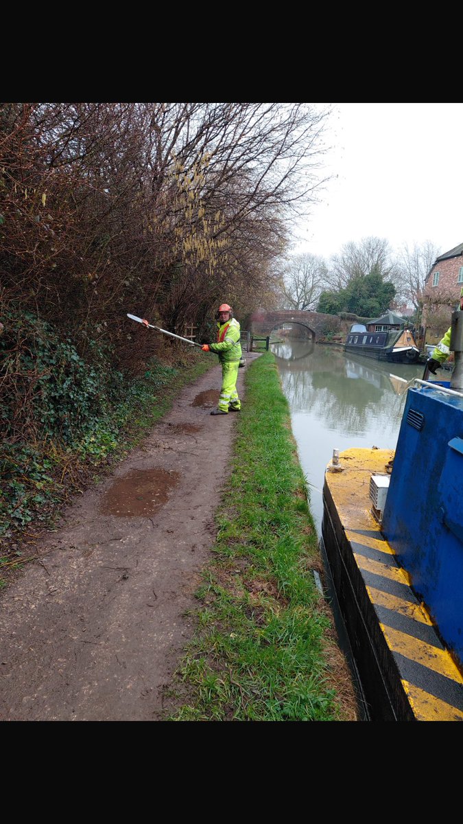 Fradley volunteers tidying and pruning between Alvecote Marina to Glascote, Tamworth. Baton passed to IWA Group tomorrow. #makinglifebetterbywater #canalandrivertrust #fradley #fradleycanaljunction <a href="/CanalRiverTrust/">Canal & River Trust</a>