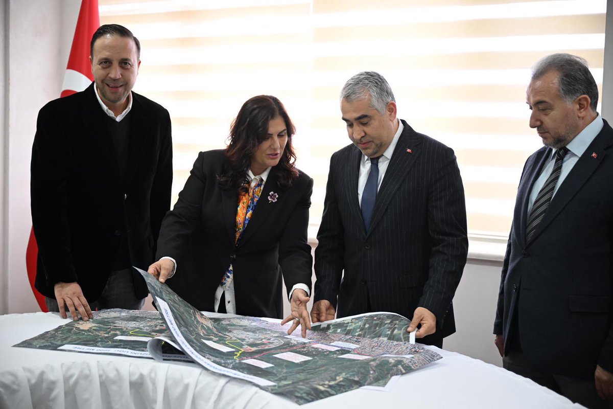 OZLEM_CERCIOGLU's tweet photo. Adnan Menderes Üniversitemiz ile iş birliği içerisinde, yaklaşık 400 milyon Türk lirasına mal olacak proje ile trafiğimize nefes aldıracak alternatif bir yol güzergahını Aydınımıza kazandırıyoruz. 

1 Ekim 2026 tarihinde tamamlamayı planladığımız projemiz ile üniversitemize ve ADÜ Eğitim ve Araştırma Hastanemize ulaşım hem kolaylaşacak, hem de üniversitemiz ve kentimiz arasındaki bağı daha da güçlendireceğiz.

Üniversitemiz kentimizin geleceği, geleceğimize sahip çıkmak en asli görevlerimizden biridir. 

Yeni yatırım ve projelerimizle üniversitemizle iş birliği içerisinde Aydınımıza değer katmaya devam edeceğiz.