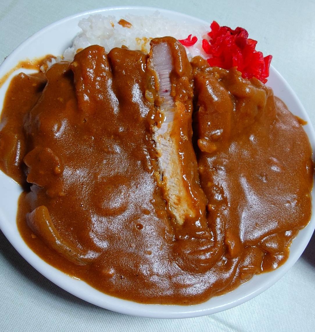 kadoya1's tweet photo. 郡山駅徒歩7分、創業約50年の食堂。テーブル席満席で仏壇のある座敷に通された。カツカレーとラーメンを頂く。カレーは最初甘めで後から辛さが来る。ラーメンもうまい。ご飯小盛り300gにしたけど大盛り約1kgってすごい量だな。それで+200円とは激安すぎる。大食いには最適の店だな。 https://t.co/XNPLbI6Grw