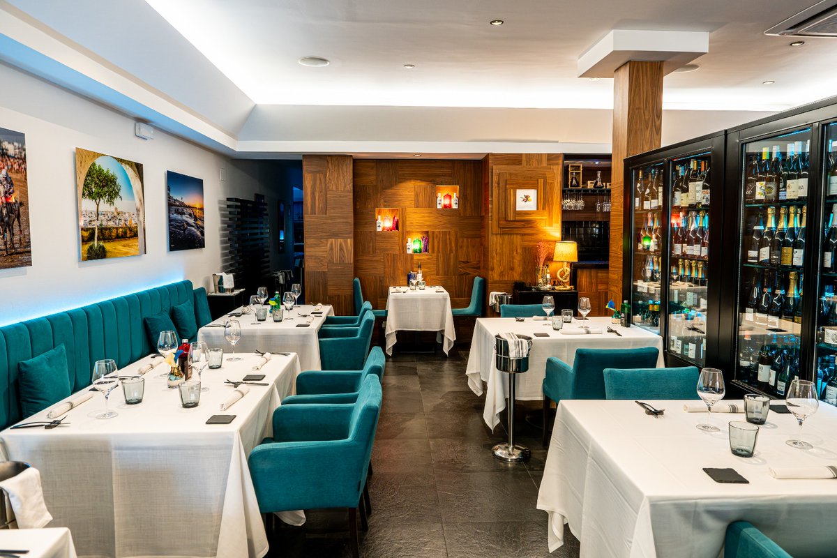 En Surtopía el producto manda: pescados y mariscos recién llegados de las lonjas de Cádiz y Almería, carnes e ibéricos seleccionados de Huelva y Córdoba, quesos de la Sierra de Grazalema…

Pasa y déjate llevar. Que aquí, como decimos en el sur, se come muy bien y se vive mejor.