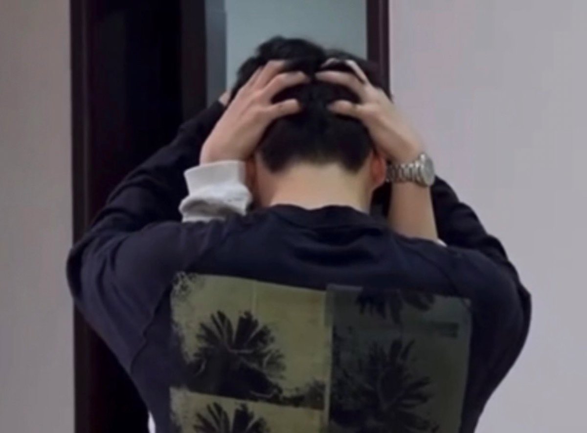 i showed this pic to my friend just to ask what he thinks is happening n he goes: “aren’t they KISSING A BIT TOO AGGRESSIVELY?” LMAOOO I’M ON THE FLOOR 😭💀