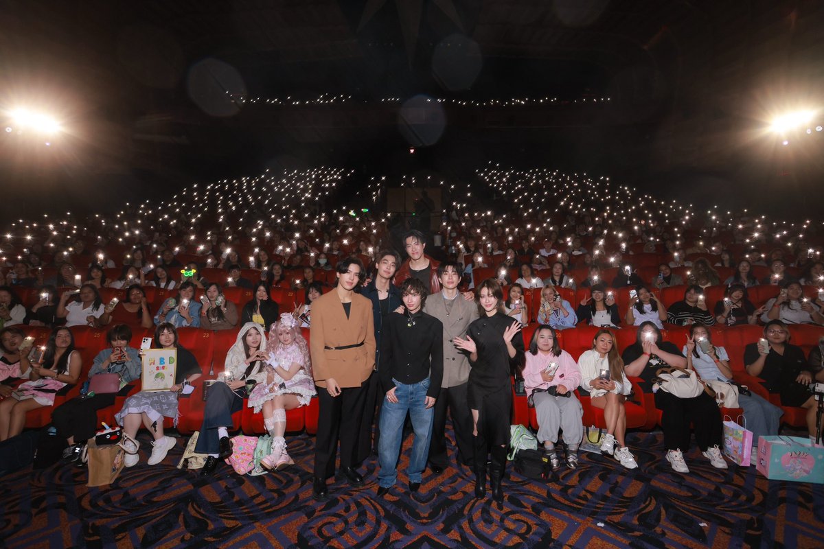 GMMTV's tweet photo. ขอบคุณทุกคนที่มาเติมไฟไปด้วยกันตั้งแต่ตอนแรกจนถึง #BurnoutSyndromeSeriesFinalEP เลยน้า วันนี้ไฟที่ทุกคนช่วยกันเติมร้อนแรงสุดๆ ไปเลย!🔥 พวกเรานักแสดงและทีมงานจากซีรีส์เรื่อง "Burnout Syndrome ภาวะรักคนหมดไฟ" จะเก็บโมเมนต์การเติมไฟที่ลุกโชนนี้ไว้ในใจตลอดไปเลยนะ!❤️‍🔥

ใครที่อยากเติมไฟเพิ่มความแซ่บต่อแบบครบทุกตอนสามารถดูออนไลน์บนแอป iQIYI และเว็บ https://t.co/505TJuoL0f ที่เดียวเท่านั้นน้าา👀 

#GMMTV
@off_tumcial @AtthaphanP @dew_jsu @emiamily @thor_thinnaphan @aj__chayapol