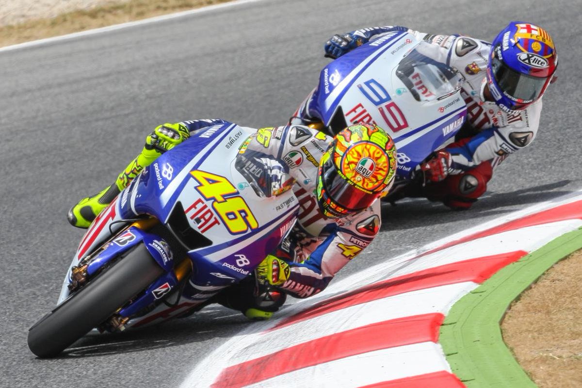 DailyVR46's tweet photo. Valentino Rossi vs Jorge Lorenzo in Catalunya, 2009. https://t.co/vp9EXHLtqO