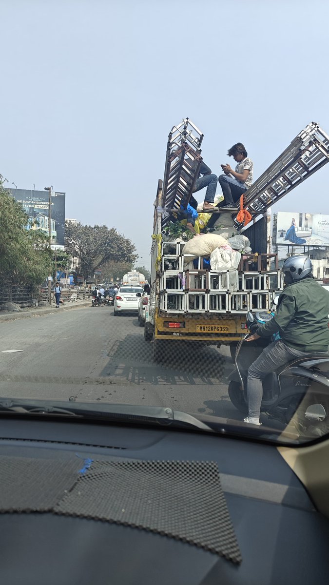 DocPatya's tweet photo. @PuneCityTraffic Dangerously overloaded LCV (MH12KP6359)
Location: Kharadi bridge, towards Kharadi
Date: 03 Feb 2026. Time: 12.15 hr https://t.co/c7oW0ct4JL