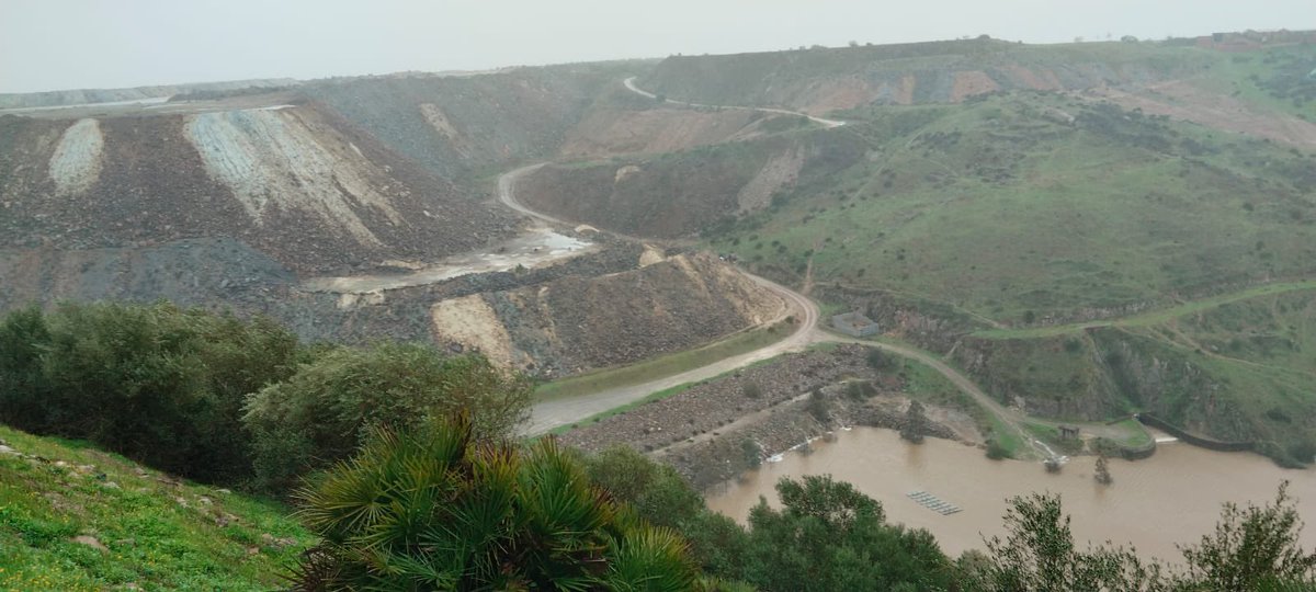 jeswonehouse's tweet photo. La contaminación metálica vuelve a estar descontrolada en la Mina Aznalcóllar tras las lluvias, como ocurrió el año pasado. En estas fotos, tomadas hoy, se observa drenaje ácido de minas fluyendo desde escombreras al contraembalse y de ahí al Guadiamar, Doñana y el Guadalquivir. https://t.co/mzUEuqC40C
