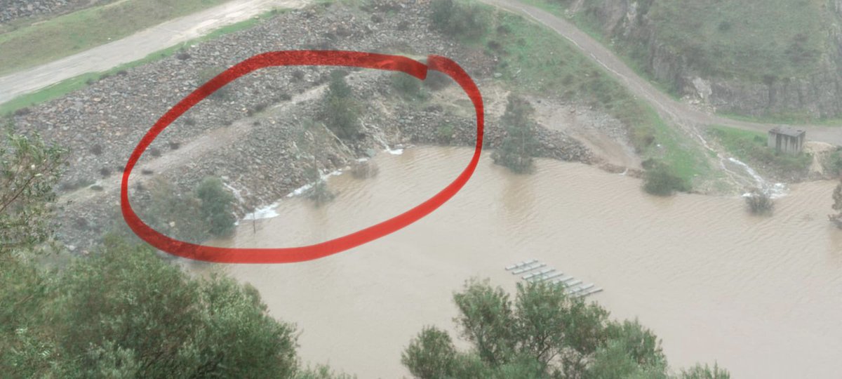 jeswonehouse's tweet photo. La contaminación metálica vuelve a estar descontrolada en la Mina Aznalcóllar tras las lluvias, como ocurrió el año pasado. En estas fotos, tomadas hoy, se observa drenaje ácido de minas fluyendo desde escombreras al contraembalse y de ahí al Guadiamar, Doñana y el Guadalquivir. https://t.co/mzUEuqC40C