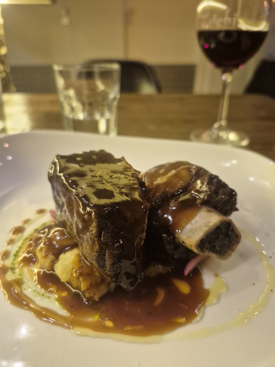 Caneló de cua de bou i tófona.
El steak tartar clássic.
Costella de angus.

A casa del <a href="/danilechu/">Dani</a> tot rutlla. 
Plats a la seva temperatura.