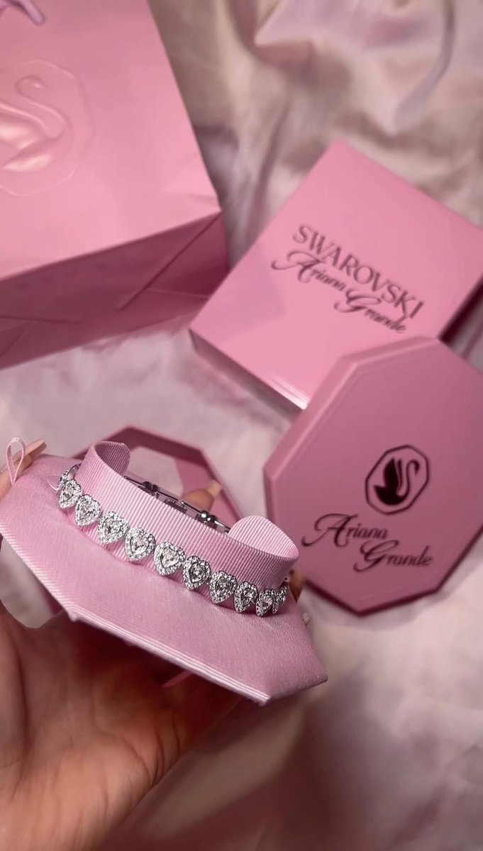 Okaaat SWAROVSKI x Ariana grande 😝🤏🏽😍😍😍😍😍😍