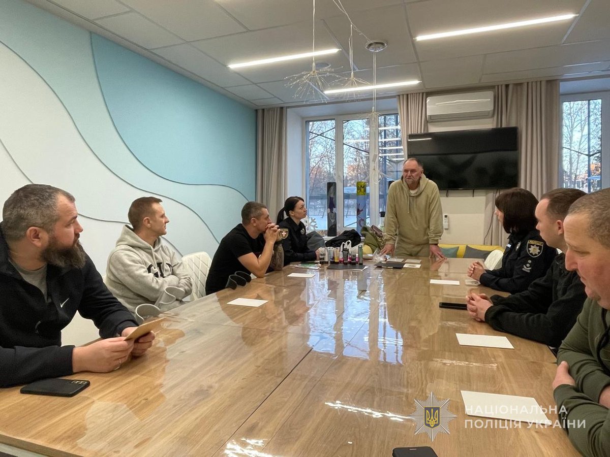 Арт-терапія для поранених правоохоронців: у Луцьку відбулася відновлювальна сесія 📷

Деталі 📷: tinyurl.com/4hpdvkmb

#волинь #поліція #ветеранська_політика