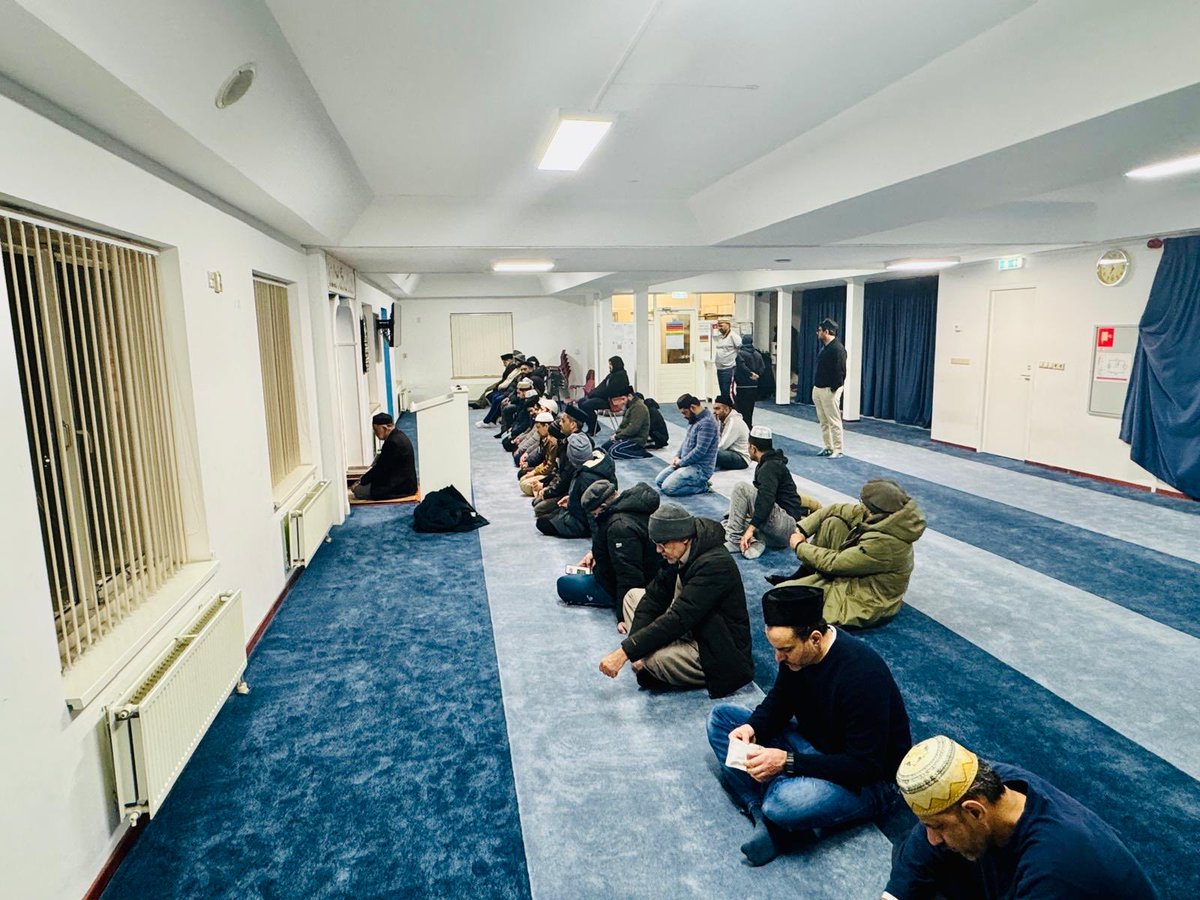 Moslimjongeren Den Haag tweet media