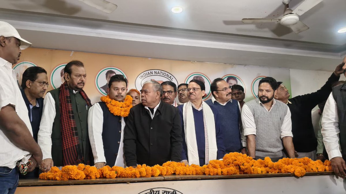 INCJharkhand_'s tweet photo. 📍 कांग्रेस मुख्यालय, रांची 

🔸मिलन समारोह🔸

प्रदेश कांग्रेस मुख्यालय में आयोजित मिलन समारोह में भाजपा नेता आदित्य विक्रम जायसवाल और जेएलकेएम के जवाहरलाल यादव एवं वीरेंद्र विक्रम ने झारखंड प्रदेश कांग्रेस प्रभारी श्री के राजू एवं प्रदेश कांग्रेस अध्यक्ष श्री केशव महतो कमलेश, कांग्रेस विधायक दल नेता श्री प्रदीप यादव की उपस्थिति में राष्ट्रीय कांग्रेस अध्यक्ष श्री मल्लिकार्जुन खड़गे एवं लोकसभा में विपक्ष के नेता श्री राहुल गांधी कांग्रेस की नीतियों एवं सिद्धांतों मे आस्था व्यक्त करते हुए कांग्रेस की सदस्यता ग्रहण की।

इस अवसर पर श्री के राजू ने कहा कि श्री जायसवाल के पुनर्वापसी से संगठन को मजबूती मिलेगी। कांग्रेस अपने नीतियों सिद्धांतों पर हमेशा से कायम रहने वाली पार्टी है यही हमारी मजबूती की पहचान। कांग्रेस के विचारों पर चलने वाले लोग हमेशा से समाज के सभी वर्गों के हितों की बात करते हैं।

श्री केशव महतो कमलेश ने कहा कि कांग्रेस देश में एक मजबूत स्तंभ की तरह खड़ी है जो सांप्रदायिक ताकतों के खिलाफ लगातार संघर्षरत है, इस संघर्ष में हमारा साथ देने वालों का हर वक्त स्वागत है।

मिलन समारोह में सैकड़ो लोगों ने कॉंग्रेस पार्टी की सदस्यता ग्रहण की।

@kcvenugopalmp @KRajuINC @sirivellaprasad @MahtoKeshavINC @PradeepYadavMLA @INCIndia