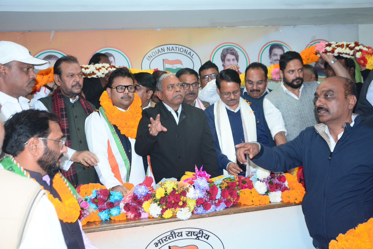 INCJharkhand_'s tweet photo. 📍 कांग्रेस मुख्यालय, रांची 

🔸मिलन समारोह🔸

प्रदेश कांग्रेस मुख्यालय में आयोजित मिलन समारोह में भाजपा नेता आदित्य विक्रम जायसवाल और जेएलकेएम के जवाहरलाल यादव एवं वीरेंद्र विक्रम ने झारखंड प्रदेश कांग्रेस प्रभारी श्री के राजू एवं प्रदेश कांग्रेस अध्यक्ष श्री केशव महतो कमलेश, कांग्रेस विधायक दल नेता श्री प्रदीप यादव की उपस्थिति में राष्ट्रीय कांग्रेस अध्यक्ष श्री मल्लिकार्जुन खड़गे एवं लोकसभा में विपक्ष के नेता श्री राहुल गांधी कांग्रेस की नीतियों एवं सिद्धांतों मे आस्था व्यक्त करते हुए कांग्रेस की सदस्यता ग्रहण की।

इस अवसर पर श्री के राजू ने कहा कि श्री जायसवाल के पुनर्वापसी से संगठन को मजबूती मिलेगी। कांग्रेस अपने नीतियों सिद्धांतों पर हमेशा से कायम रहने वाली पार्टी है यही हमारी मजबूती की पहचान। कांग्रेस के विचारों पर चलने वाले लोग हमेशा से समाज के सभी वर्गों के हितों की बात करते हैं।

श्री केशव महतो कमलेश ने कहा कि कांग्रेस देश में एक मजबूत स्तंभ की तरह खड़ी है जो सांप्रदायिक ताकतों के खिलाफ लगातार संघर्षरत है, इस संघर्ष में हमारा साथ देने वालों का हर वक्त स्वागत है।

मिलन समारोह में सैकड़ो लोगों ने कॉंग्रेस पार्टी की सदस्यता ग्रहण की।

@kcvenugopalmp @KRajuINC @sirivellaprasad @MahtoKeshavINC @PradeepYadavMLA @INCIndia