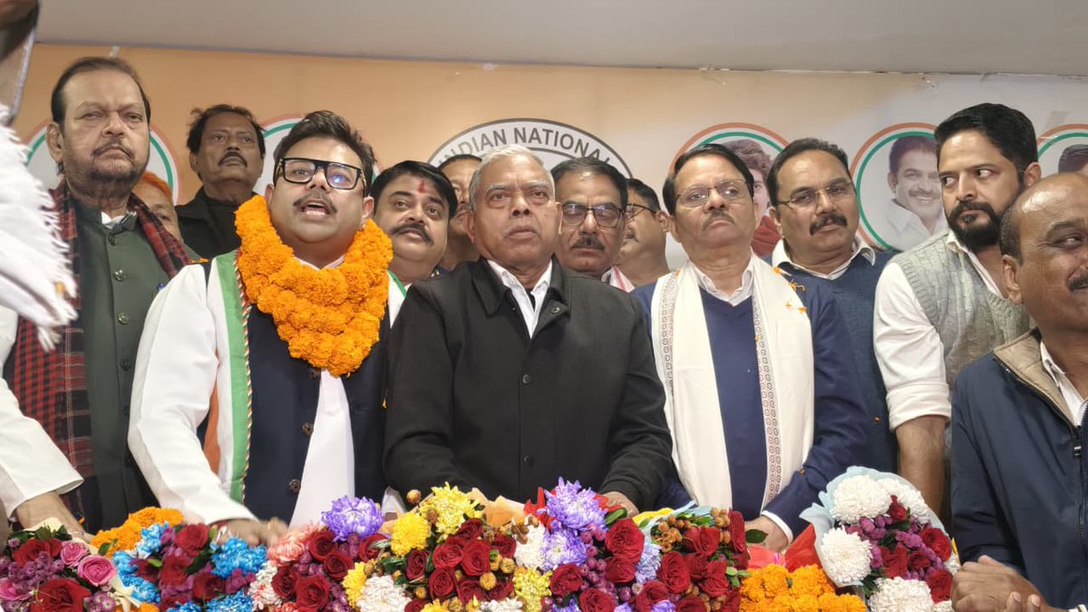 INCJharkhand_'s tweet photo. 📍 कांग्रेस मुख्यालय, रांची 

🔸मिलन समारोह🔸

प्रदेश कांग्रेस मुख्यालय में आयोजित मिलन समारोह में भाजपा नेता आदित्य विक्रम जायसवाल और जेएलकेएम के जवाहरलाल यादव एवं वीरेंद्र विक्रम ने झारखंड प्रदेश कांग्रेस प्रभारी श्री के राजू एवं प्रदेश कांग्रेस अध्यक्ष श्री केशव महतो कमलेश, कांग्रेस विधायक दल नेता श्री प्रदीप यादव की उपस्थिति में राष्ट्रीय कांग्रेस अध्यक्ष श्री मल्लिकार्जुन खड़गे एवं लोकसभा में विपक्ष के नेता श्री राहुल गांधी कांग्रेस की नीतियों एवं सिद्धांतों मे आस्था व्यक्त करते हुए कांग्रेस की सदस्यता ग्रहण की।

इस अवसर पर श्री के राजू ने कहा कि श्री जायसवाल के पुनर्वापसी से संगठन को मजबूती मिलेगी। कांग्रेस अपने नीतियों सिद्धांतों पर हमेशा से कायम रहने वाली पार्टी है यही हमारी मजबूती की पहचान। कांग्रेस के विचारों पर चलने वाले लोग हमेशा से समाज के सभी वर्गों के हितों की बात करते हैं।

श्री केशव महतो कमलेश ने कहा कि कांग्रेस देश में एक मजबूत स्तंभ की तरह खड़ी है जो सांप्रदायिक ताकतों के खिलाफ लगातार संघर्षरत है, इस संघर्ष में हमारा साथ देने वालों का हर वक्त स्वागत है।

मिलन समारोह में सैकड़ो लोगों ने कॉंग्रेस पार्टी की सदस्यता ग्रहण की।

@kcvenugopalmp @KRajuINC @sirivellaprasad @MahtoKeshavINC @PradeepYadavMLA @INCIndia