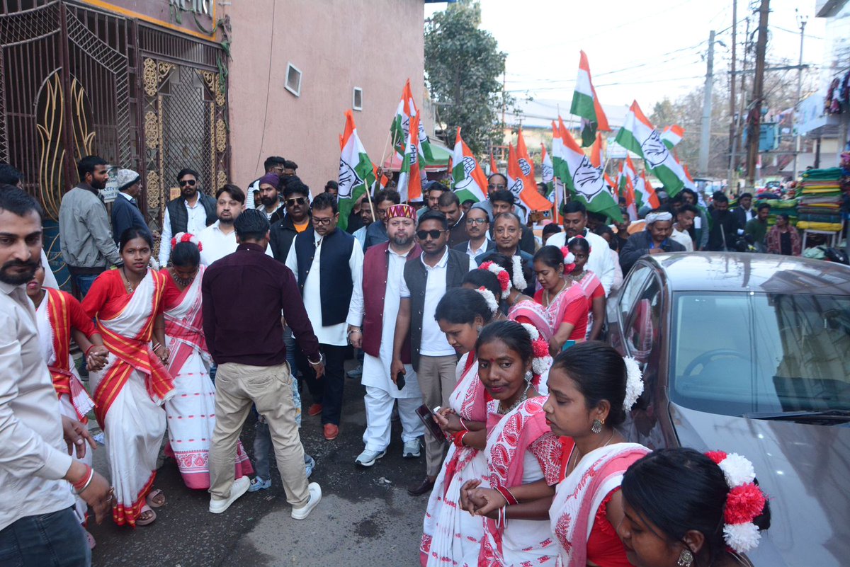 INCJharkhand_'s tweet photo. 📍 कांग्रेस मुख्यालय, रांची 

🔸मिलन समारोह🔸

प्रदेश कांग्रेस मुख्यालय में आयोजित मिलन समारोह में भाजपा नेता आदित्य विक्रम जायसवाल और जेएलकेएम के जवाहरलाल यादव एवं वीरेंद्र विक्रम ने झारखंड प्रदेश कांग्रेस प्रभारी श्री के राजू एवं प्रदेश कांग्रेस अध्यक्ष श्री केशव महतो कमलेश, कांग्रेस विधायक दल नेता श्री प्रदीप यादव की उपस्थिति में राष्ट्रीय कांग्रेस अध्यक्ष श्री मल्लिकार्जुन खड़गे एवं लोकसभा में विपक्ष के नेता श्री राहुल गांधी कांग्रेस की नीतियों एवं सिद्धांतों मे आस्था व्यक्त करते हुए कांग्रेस की सदस्यता ग्रहण की।

इस अवसर पर श्री के राजू ने कहा कि श्री जायसवाल के पुनर्वापसी से संगठन को मजबूती मिलेगी। कांग्रेस अपने नीतियों सिद्धांतों पर हमेशा से कायम रहने वाली पार्टी है यही हमारी मजबूती की पहचान। कांग्रेस के विचारों पर चलने वाले लोग हमेशा से समाज के सभी वर्गों के हितों की बात करते हैं।

श्री केशव महतो कमलेश ने कहा कि कांग्रेस देश में एक मजबूत स्तंभ की तरह खड़ी है जो सांप्रदायिक ताकतों के खिलाफ लगातार संघर्षरत है, इस संघर्ष में हमारा साथ देने वालों का हर वक्त स्वागत है।

मिलन समारोह में सैकड़ो लोगों ने कॉंग्रेस पार्टी की सदस्यता ग्रहण की।

@kcvenugopalmp @KRajuINC @sirivellaprasad @MahtoKeshavINC @PradeepYadavMLA @INCIndia