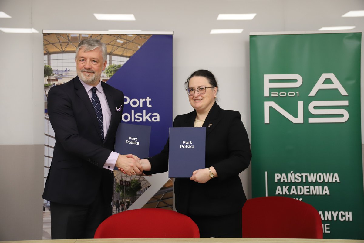 PortPolska_info's tweet image. 🖊️Umowa ramowa o współpracy z Państwową Akademią Nauk Stosowanych #PANS w Chełmie podpisana👍

Chełmska uczelnia kształci przyszłych mechaników lotniczych i pilotów oraz dyspozytorów i kontrolerów ruchu lotniczego ✈️

Współpraca z PANS spółki Centralny Port Komunikacyjny, która