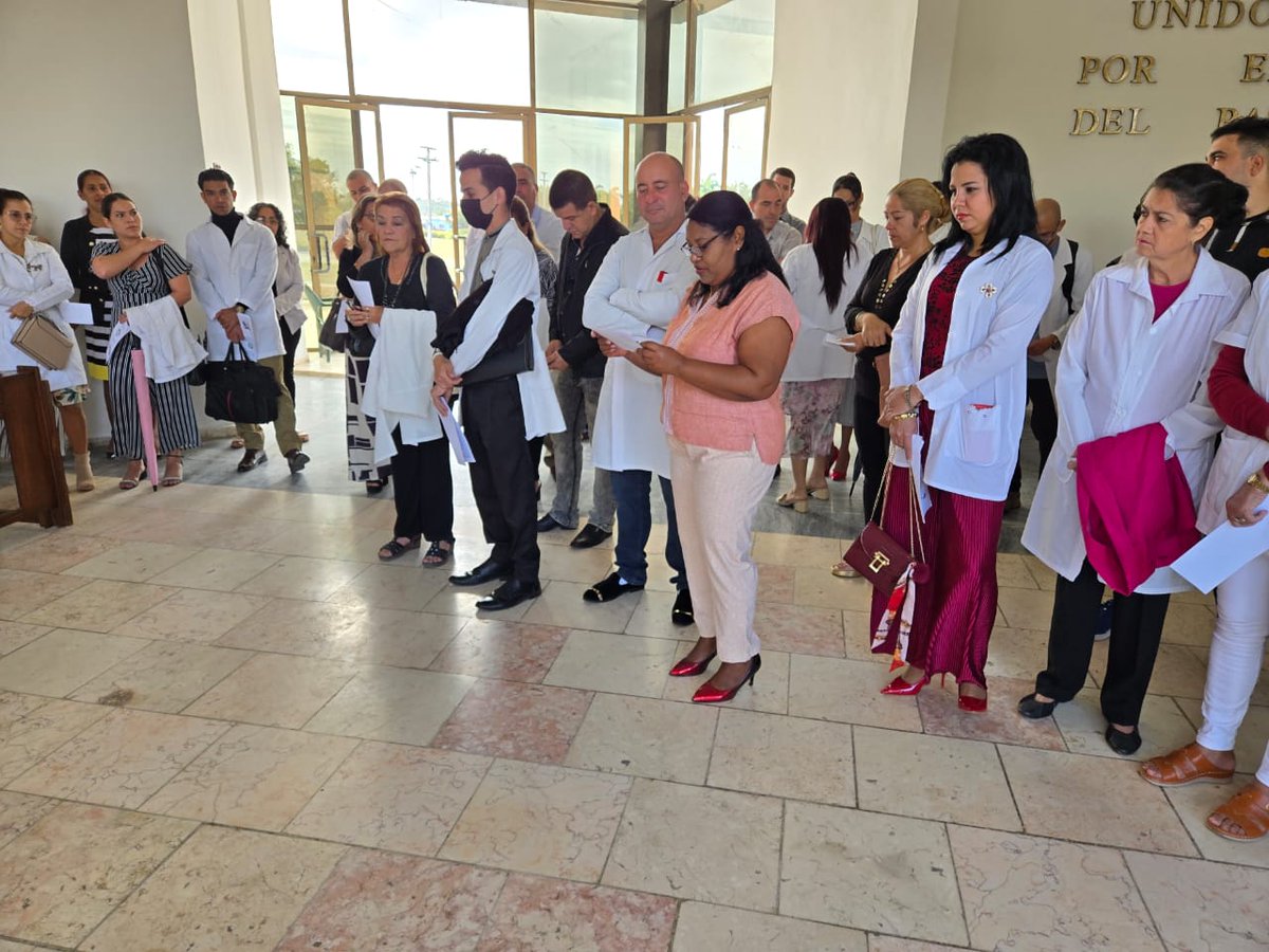✍️Los pinos nuevos del #HospitalGuevara también en la firma del Código de Ética de los Cuadros, porque la juventud es el relevo #CubaPorLaVida <a href="/MINSAPCuba/">Ministerio de Salud Pública de Cuba</a> <a href="/japortalmiranda/">José Angel Portal Miranda</a> <a href="/LorenzoOsbel/">Osbel Lorenzo</a> <a href="/YelenysLasTunas/">Yelenys Tornet Menéndez</a> <a href="/DtorDgsTunas/">Director General de Salud Las Tunas</a> <a href="/DirGestionTunas/">Directora de Gestión Sanitaria DGS Las Tunas</a> <a href="/marianela7772/">Marianela</a> <a href="/heg_vdclinico/">HEG_VdClinico</a> <a href="/Peguero2025/">Kirenia Peguero Cuza</a>