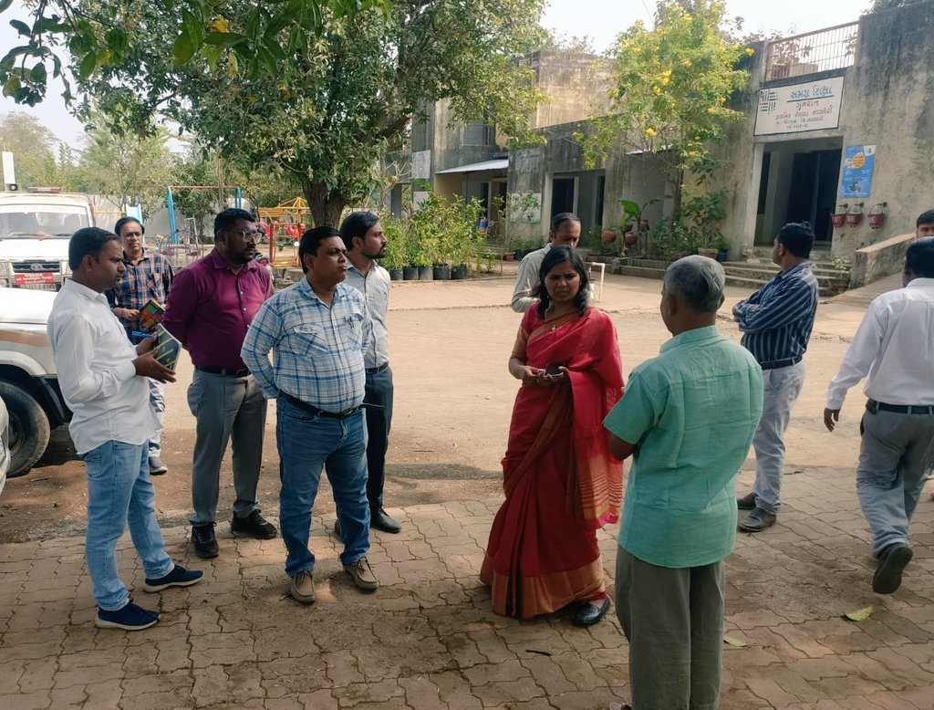 આજરોજ નડગધરી તા.ખેરગામ ખાતે લોકસંવાદ કાર્યક્રમ યોજવામાં આવ્યો. ગ્રામ પંચાયત કચેરી, આંગણવાડી કેન્દ્ર, પ્રાથમિક શાળાની મુલાકાત લઈ વિધાર્થીઓ સાથે અભ્યાસક્રમની પૃચ્છા કરી ગુણવત્તા સુધારવા શિક્ષકોને સૂચન કર્યા.