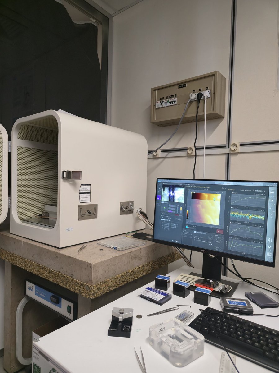 Je scanne mes cheveux avec un microscope à force atomique 😬