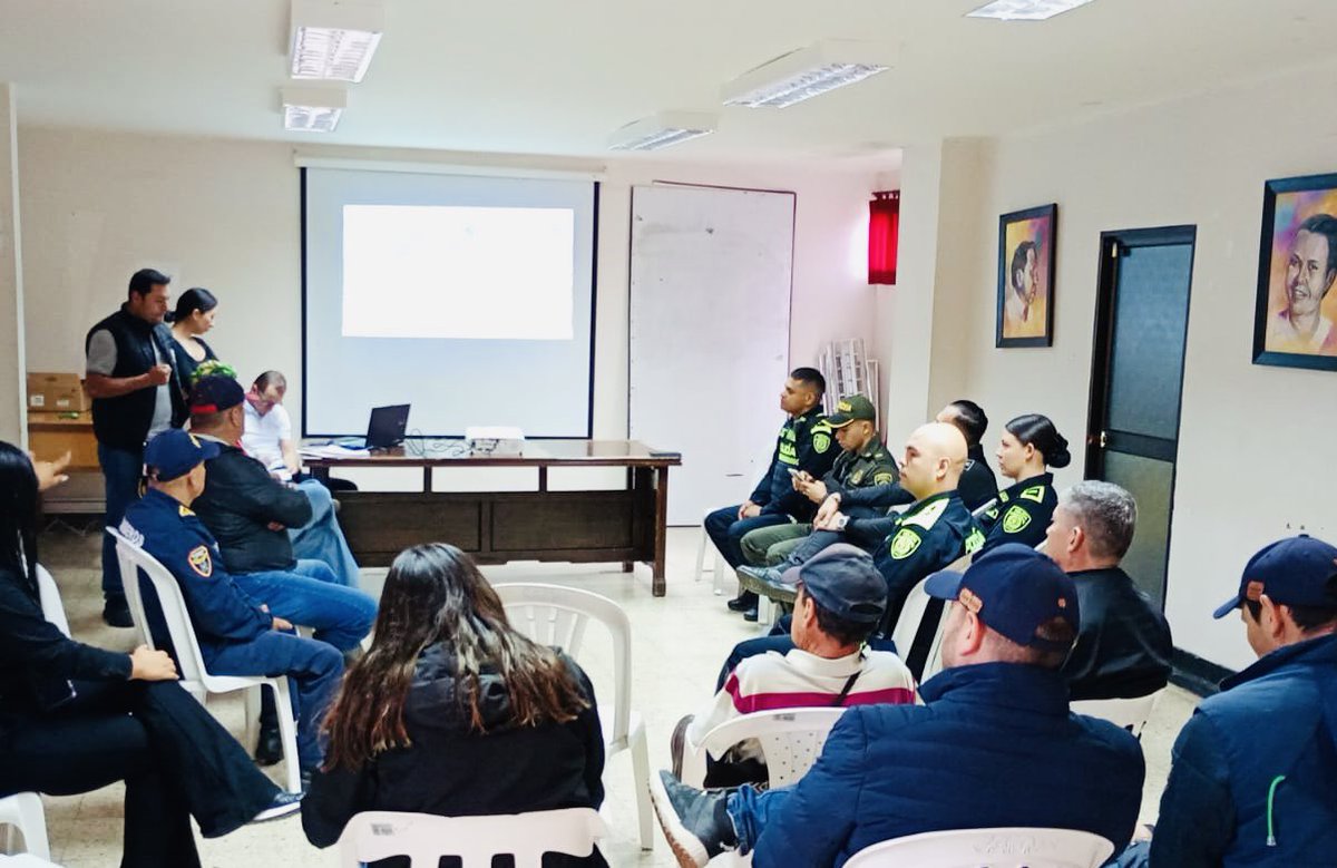 🌿 La <a href="/PoliciaColombia/">Policía de Colombia</a>, la Alcaldía de #Quinchía y la CARDER adelantaron un operativo para recuperar el predio La María, invadido en el Área de Recreación Cerro Gobia, zona de protección ambiental.
Comprometidos con la defensa de nuestros recursos naturales. 💚🌎 <a href="/Gob_Risaralda/">Gobernación de Risaralda</a>